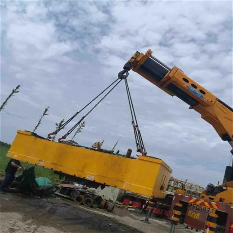 总口管理区吊运集装箱的吊车